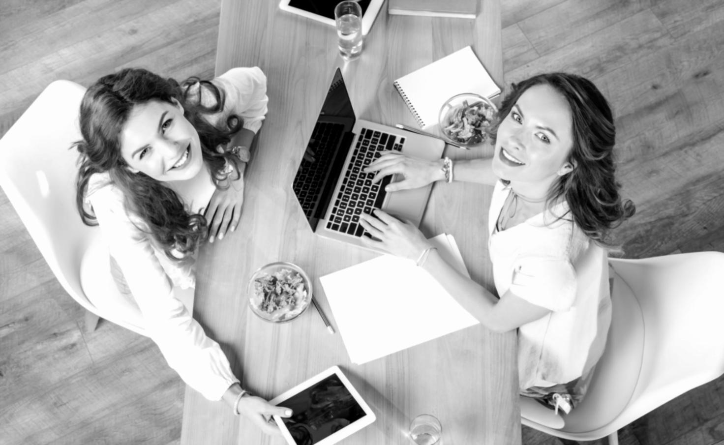 Процес підготовки до модного показу з деталями стилізації